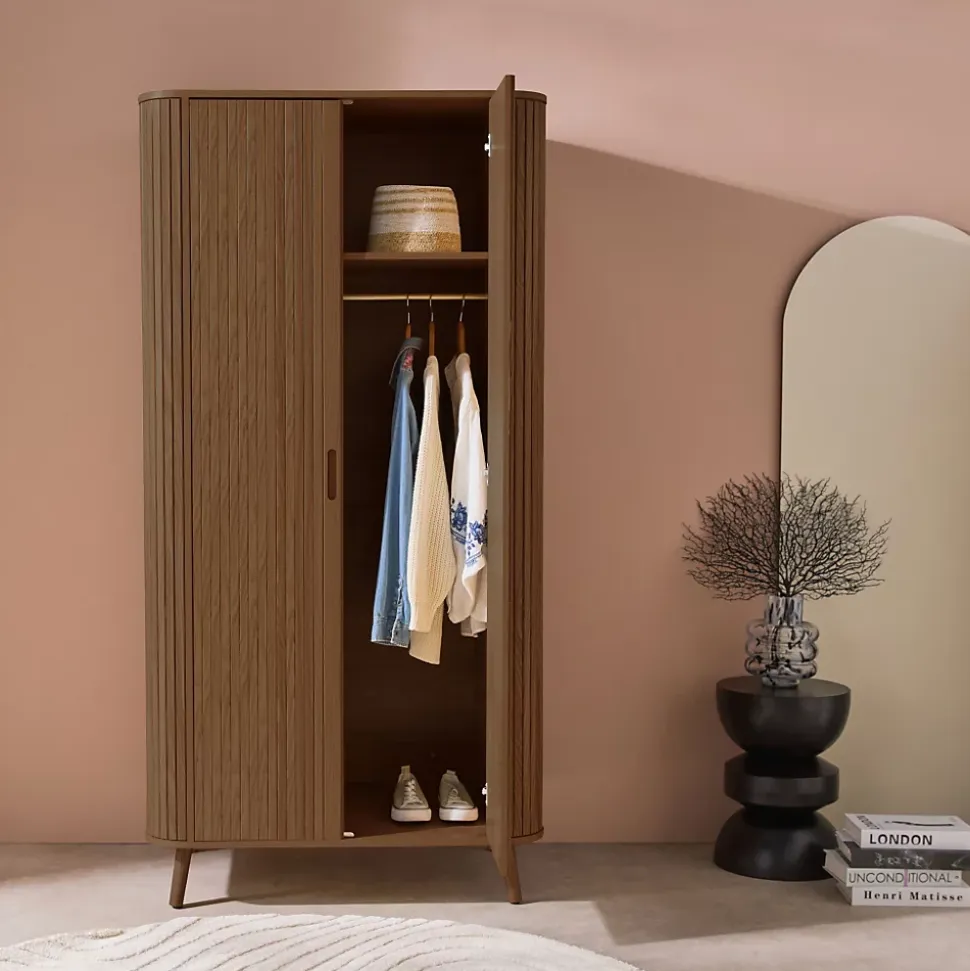 Armoire 2 portes décor bois rainuré avec étagère et penderie. L 90 x P 60 x H 180cm
