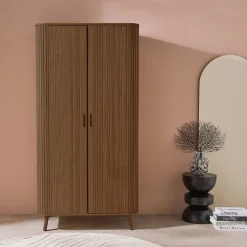 Armoire 2 portes décor bois rainuré avec étagère et penderie. L 90 x P 60 x H 180cm