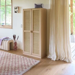 Armoire dressing cannage et effet bois. 2 portes avec penderie et rangements