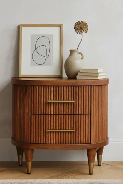 Artisan Furniture Bois massif rainuré table de chevet avec détails en laiton, 2 tiroirs, marron