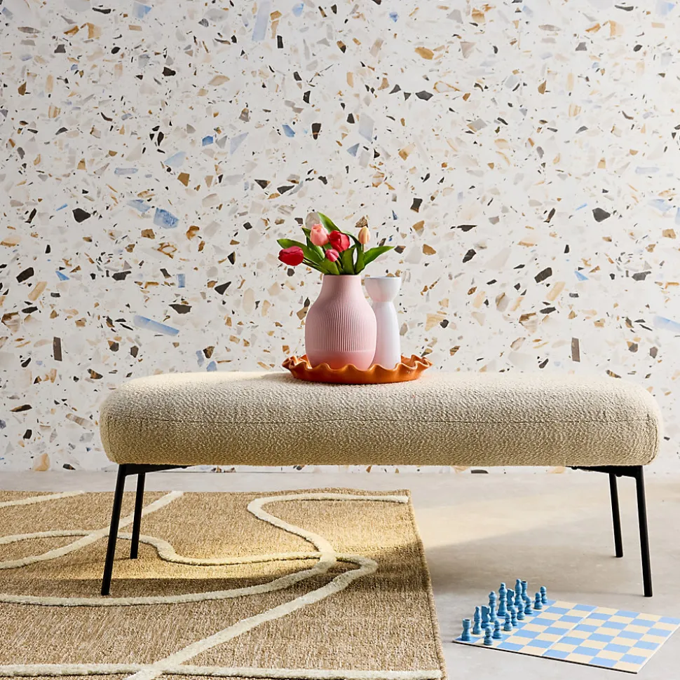Banc. bout de lit avec revêtement bouclette texturée. beige. pieds en métal noir. L 120 x P 41 x H 42.5cm