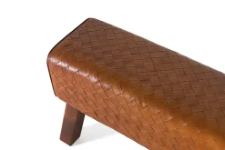Banc recouvert de cuir et pieds en bois massif