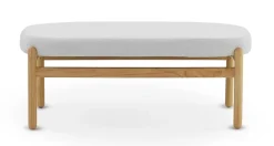 Banc tapissé en boucle blanche avec structure et pieds en pin