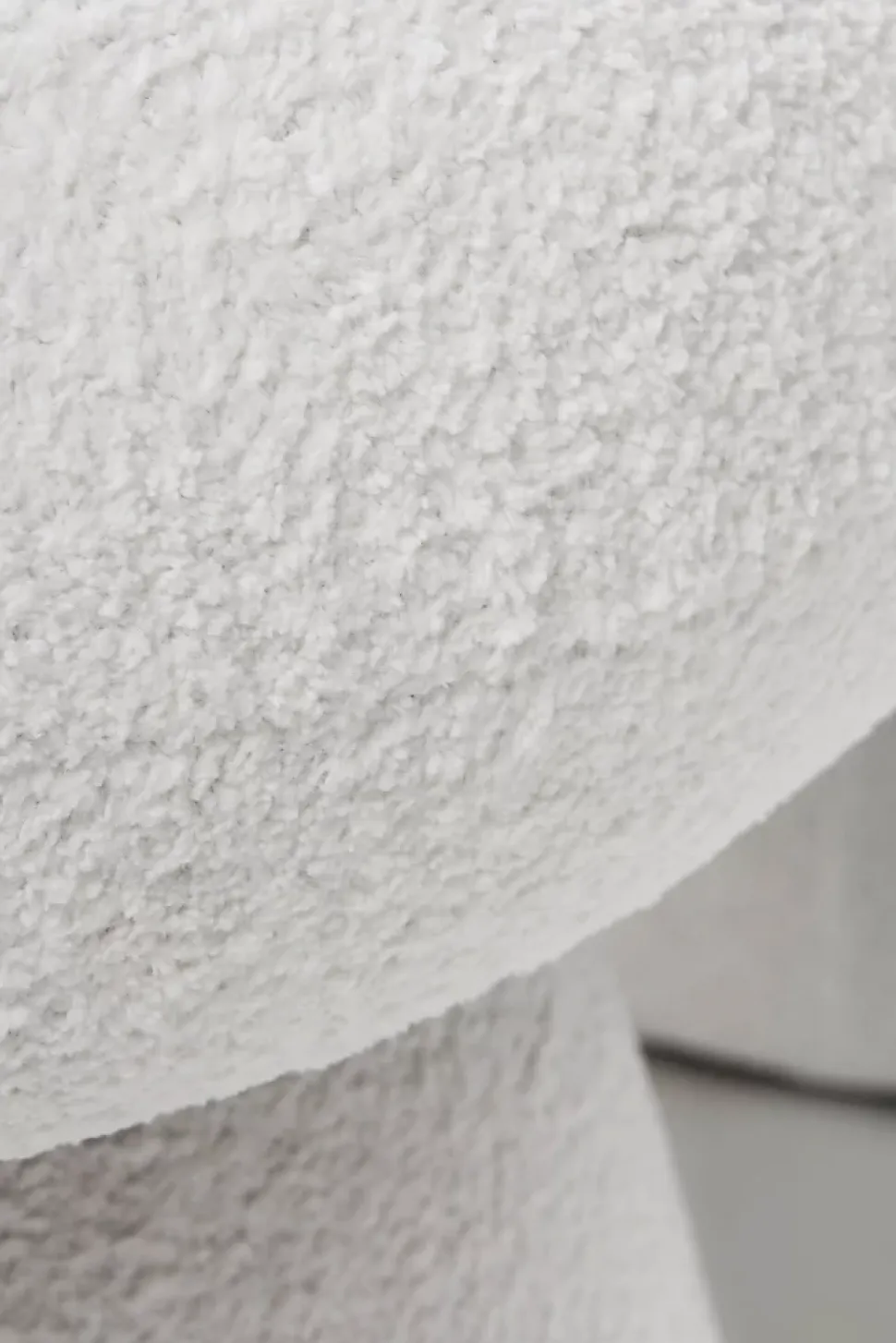Banquette tapissée avec structure et pieds en boucle blanche
