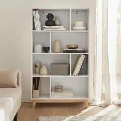 Bibliothèque scandinave blanche. étagère asymétrique - Floki - pieds en bois de sapin. 4 étagères. 8 compartiments. 80x30x138cm