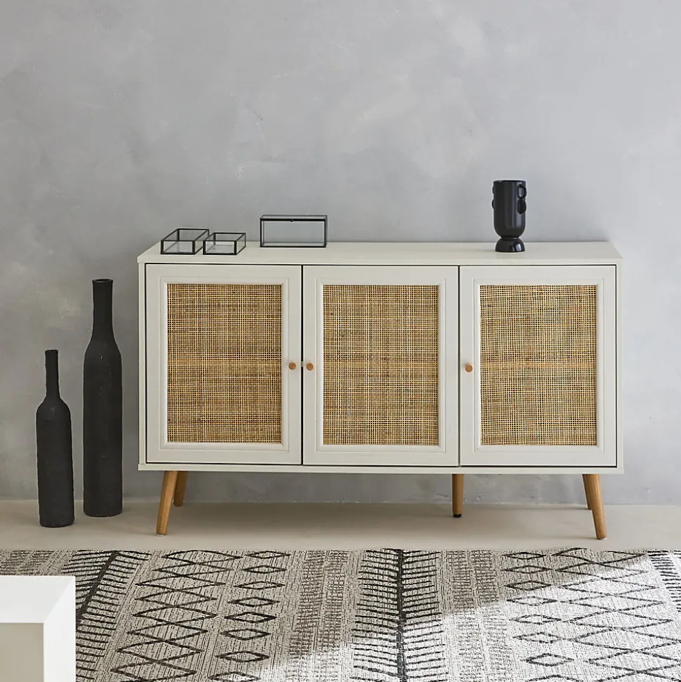 Buffet de rangement en cannage. blanc cassé 120x39x70cm - Bohème - 2 niveaux. 3 portes. pieds scandinaves. buffet bas