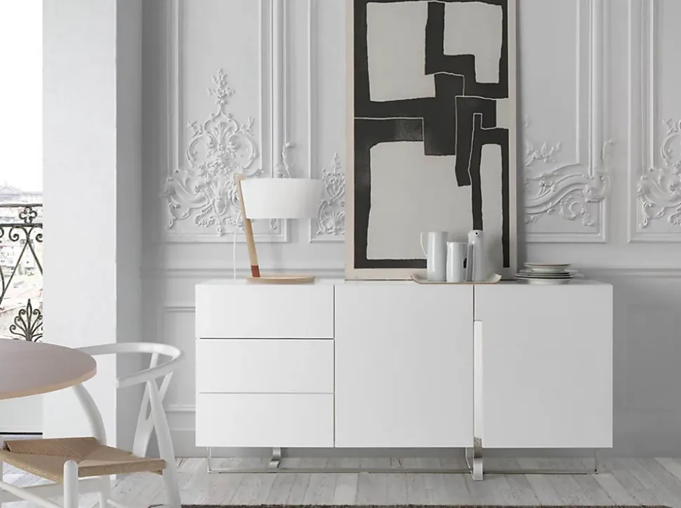 Buffet en bois blanc et acier chromé