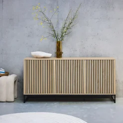 Buffet style contemporain avec 3 portes effet bois rainuré ouverture par pression. buffet bas. piètement en métal noir L160cm