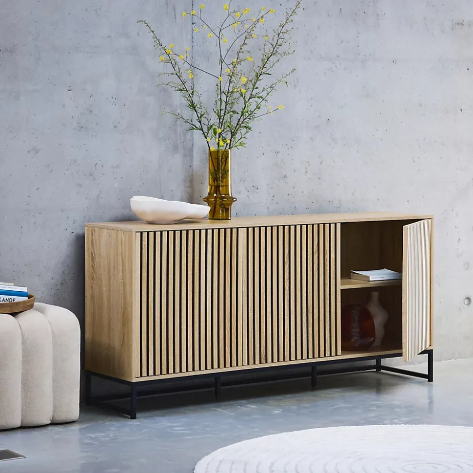 Buffet style contemporain avec 3 portes effet bois rainuré ouverture par pression. buffet bas. piètement en métal noir L160cm