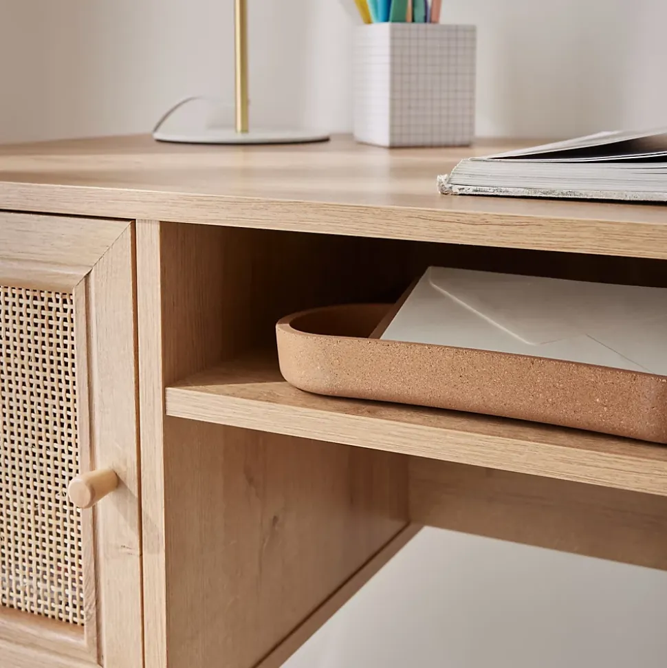 Bureau cannage et décor bois avec 2 portes. 1 casier ouvert. pieds compas