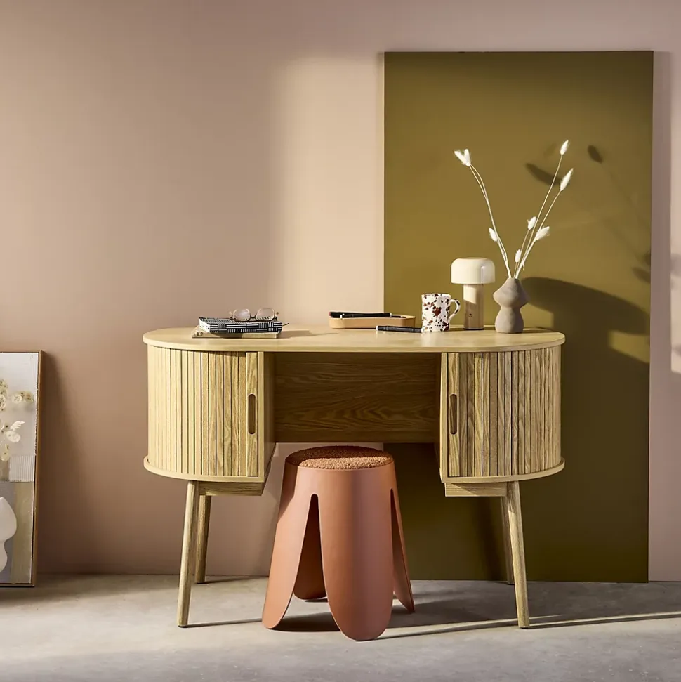 Bureau ovale décor bois rainuré avec deux espaces de rangement. L 120 x P 55 x H 77 cm