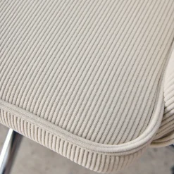 Chaise de bureau à roulettes velours côtelé blanc cassé piétement chromé. L 60 x P 62 x H 89 / 99cm