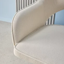 Chaise de bureau à roulettes velours côtelé blanc cassé piétement chromé. L 60 x P 62 x H 89 / 99cm