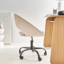 Chaise de bureau ronde à roulettes en velours blanc cassé. Pam. L 59 x P 60 x H 79 / 89cm