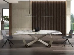 Chaise pivotante moderne en tissu gris foncé avec accoudoirs