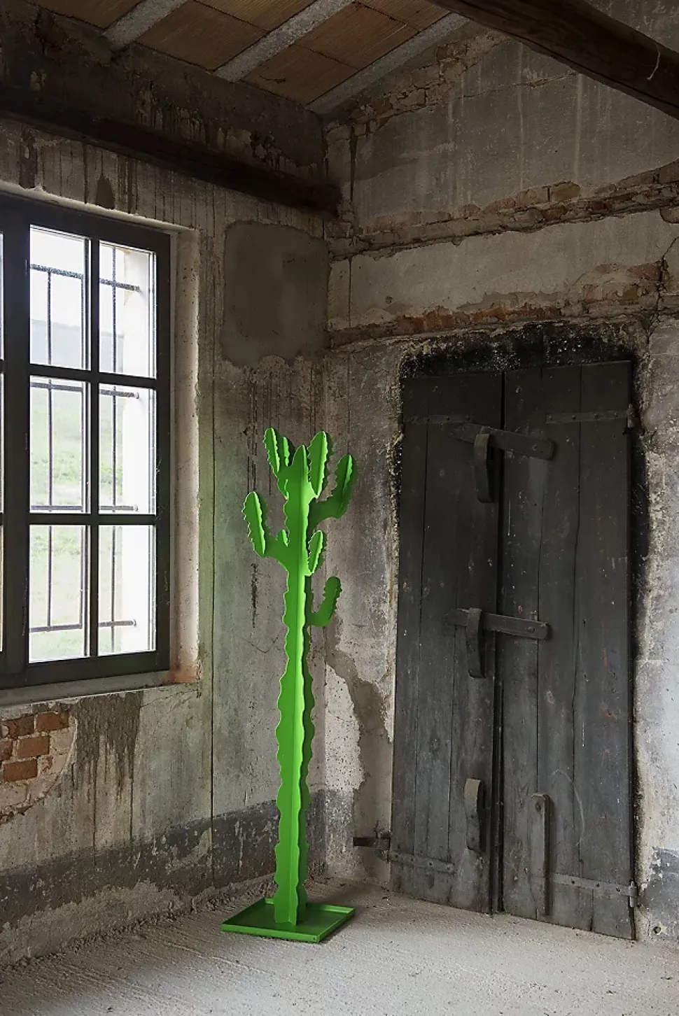 Cintre de sol Cactus 170 cm, structure autoportante en fer, design moderne pour entrée ou chambre, Made in Italy Vert