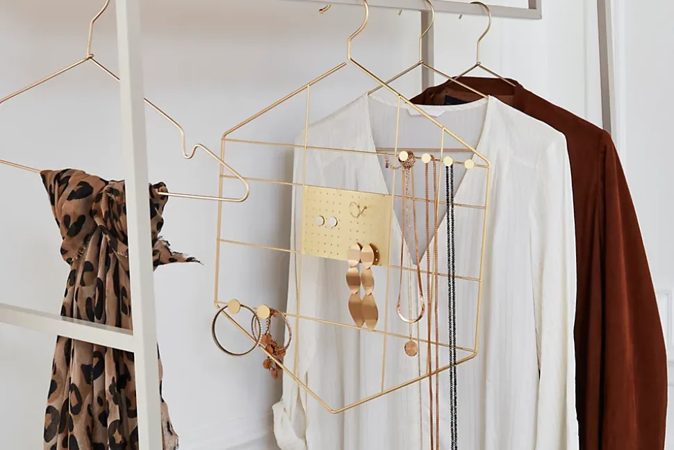 Cintre porte-bijoux et accessoires en métal Box & Beyond doré