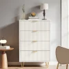Commode 4 tiroirs blanche avec façade à motif ondulé, poignées dorées et pieds en métal, style moderne, grand espace de rangement