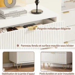Commode 4 tiroirs blanche avec façade à motif ondulé, poignées dorées et pieds en métal, style moderne, grand espace de rangement