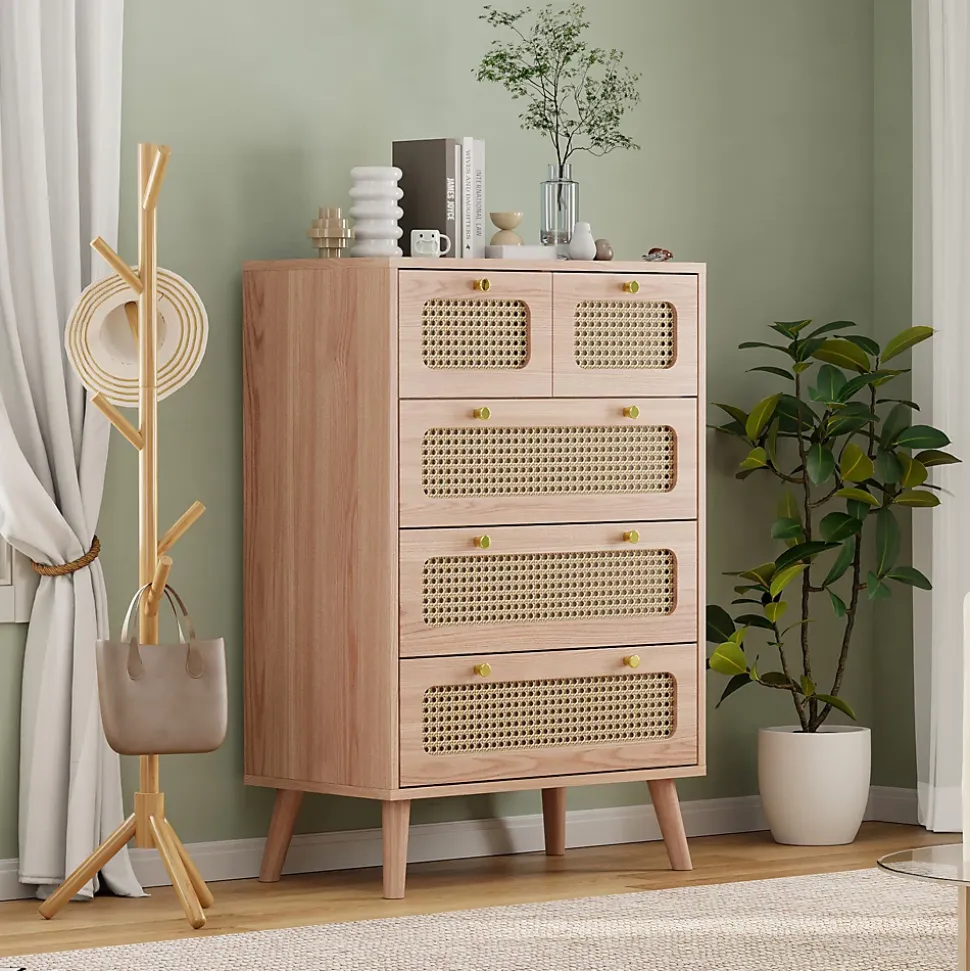 Commode 5 tiroirs en bois naturel avec façades en rotin tressé, cadre en bois massif