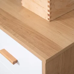 Commode design scandinave sur pieds 3 tiroirs coulissants pieds effilés inclinés panneaux particules blanc aspect bois clair