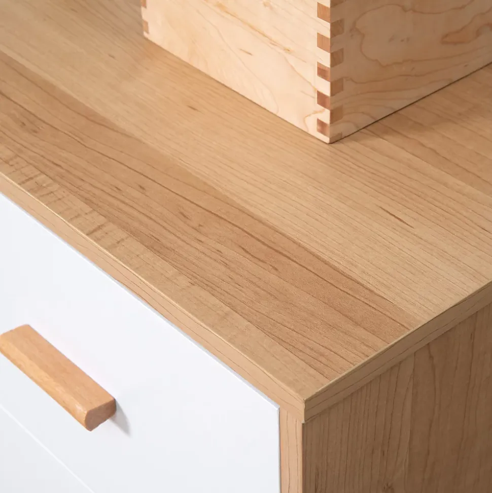 Commode design scandinave sur pieds 3 tiroirs coulissants pieds effilés inclinés panneaux particules blanc aspect bois clair