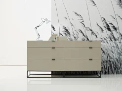 Commode moderne en bois gris et acier noir pour un rangement élégant