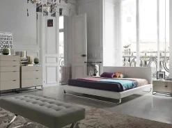 Commode moderne en bois gris et acier noir pour un rangement élégant