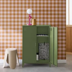 Commode/armoire en métal kaki. 2 espaces de rangement. casiers