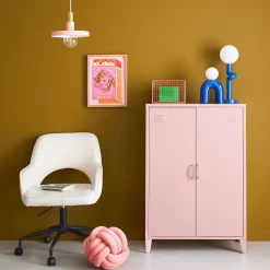 Commode/armoire en métal rose. 2 espaces de rangement. casiers
