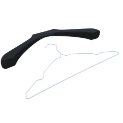 Coque pour cintres en plastique noir