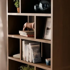 Etagère bibliothèque asymétrique 5 niveaux 10 compartiments. casiers. effet bois de noyer. L 111.2 x P 39 x H 190cm