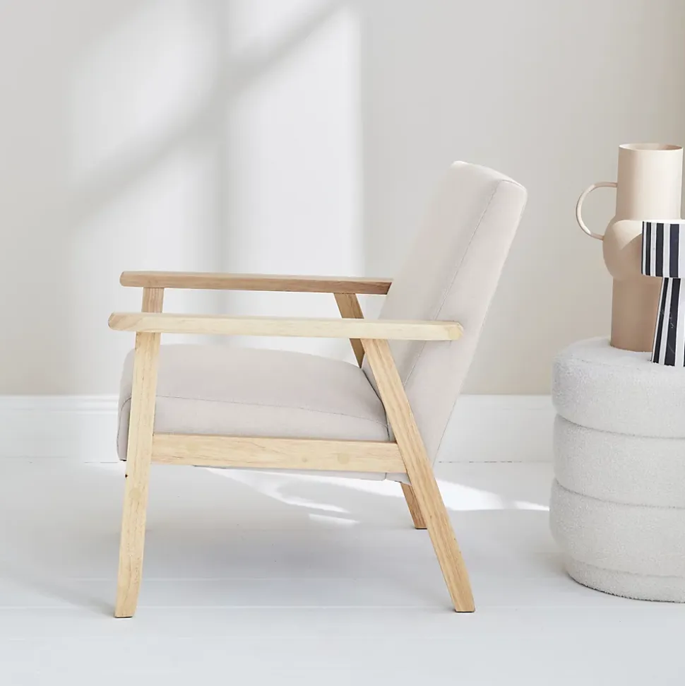 Fauteuil scandinave en bois et tissu crème. Isak. L 64 x P 69.5 x H 73cm