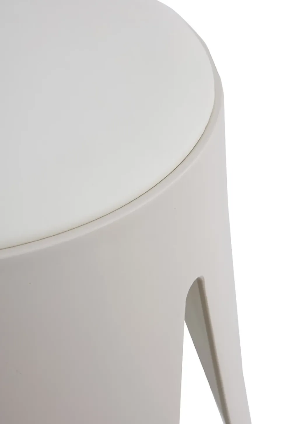 Lot de 4 tabourets bas en polypropylène avec assise tapissée simili cuir