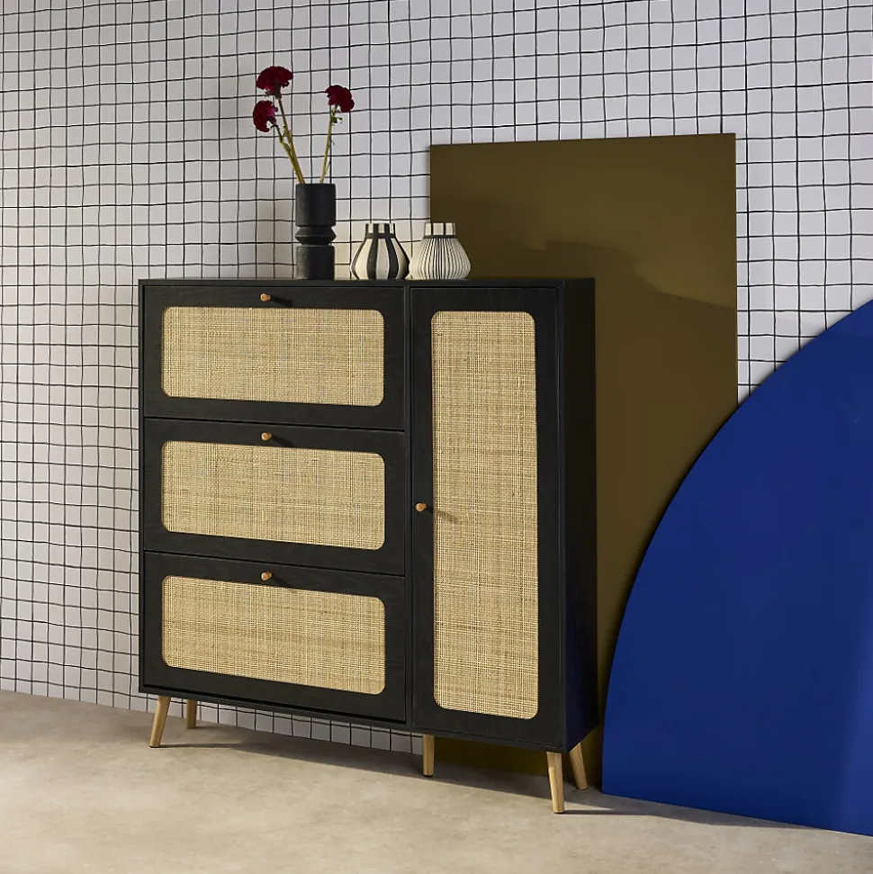 Meuble à chaussure cannage Bohème noir. 3 abattants. 1 porte. 21 paires. 120 x 24 x 125 cm