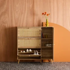 Meuble à chaussure cannage Bohème naturel. 3 abattants. 1 porte. 21 paires. 120 x 24 x 125 cm