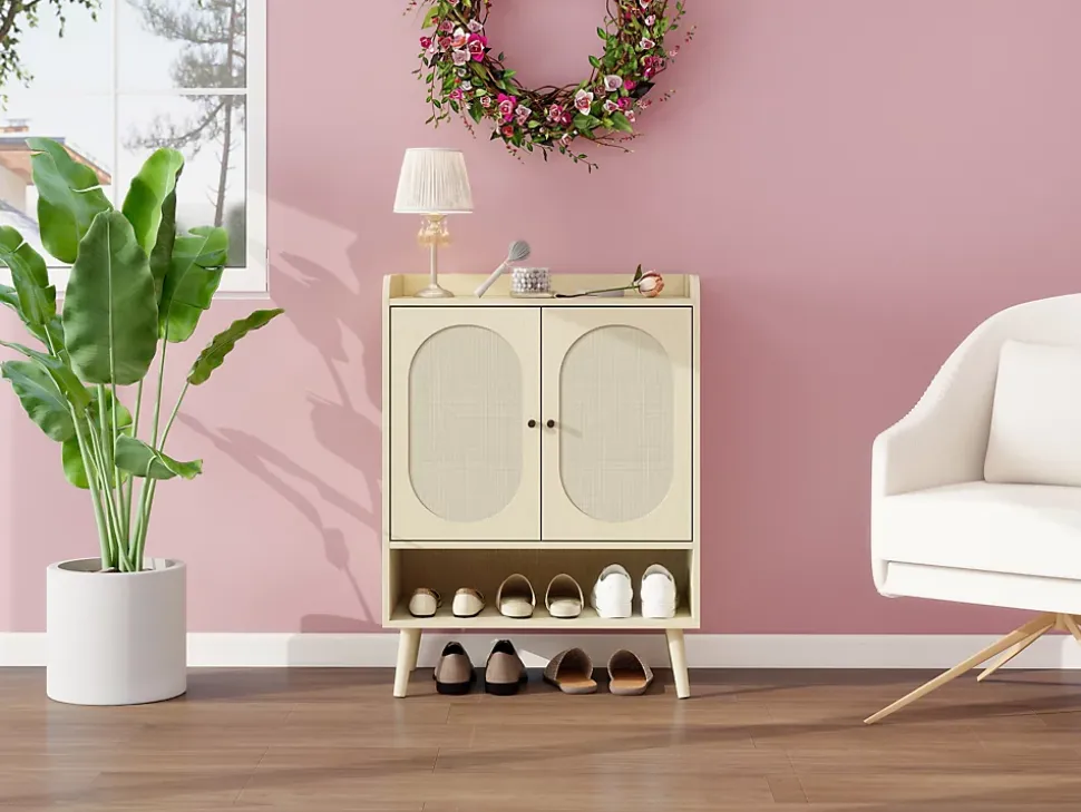 Meuble à chaussures à deux portes, aspect bois naturel et rotin tressé, rangement pratique pour entrée et couloir