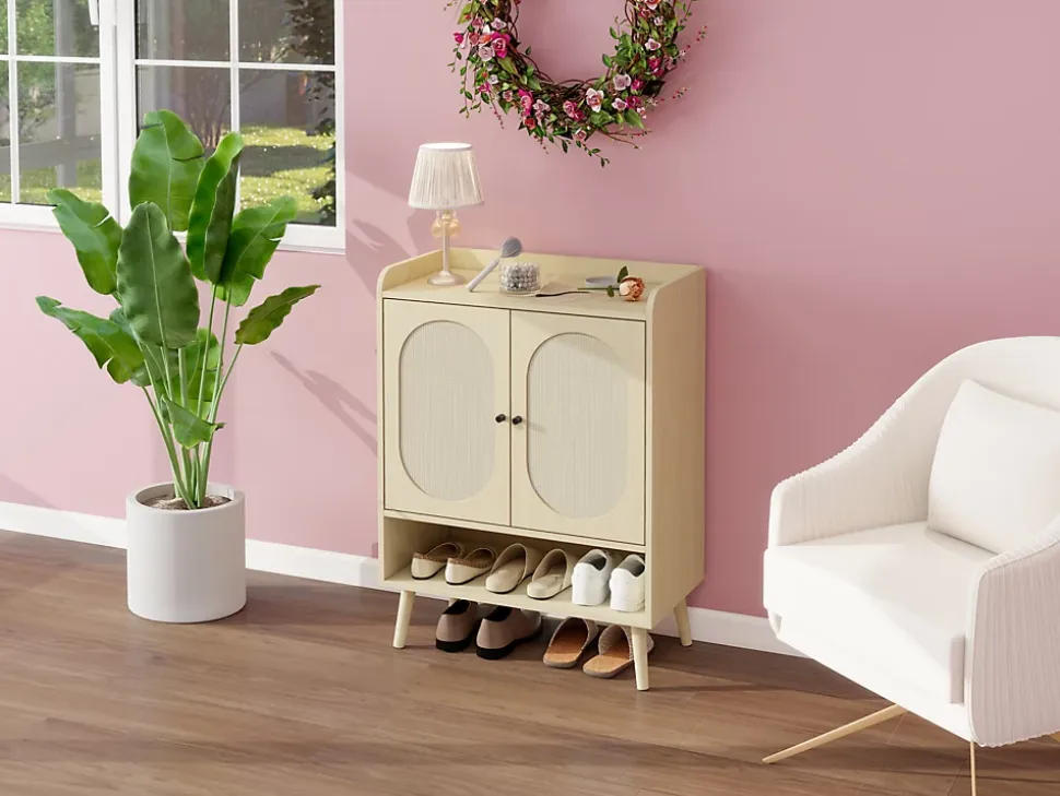 Meuble à chaussures à deux portes, aspect bois naturel et rotin tressé, rangement pratique pour entrée et couloir