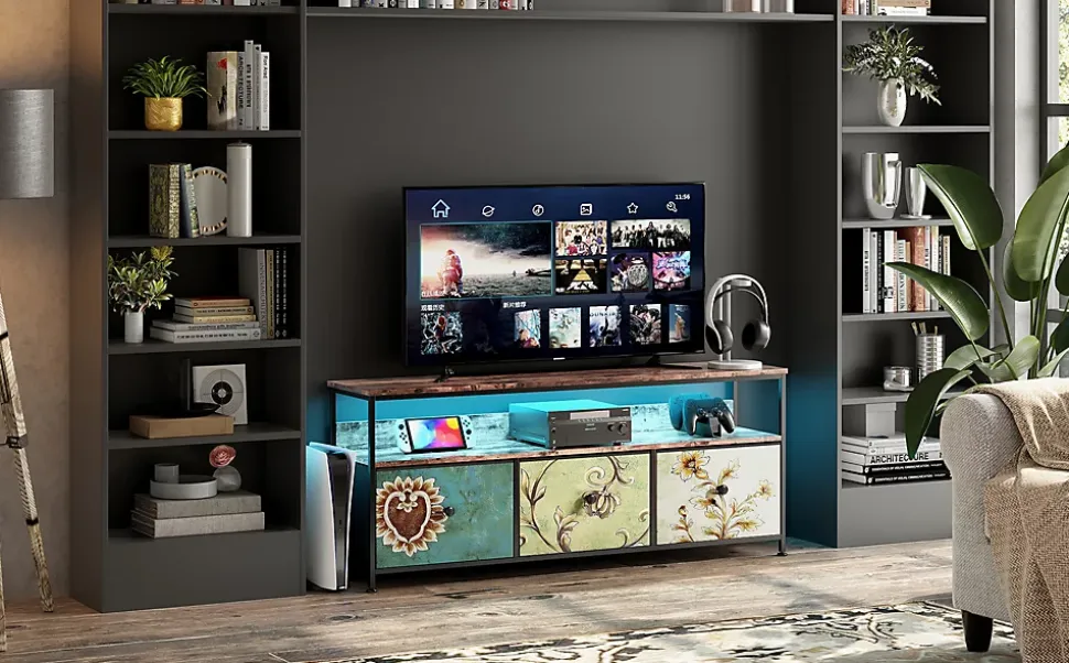 Meuble TV 137 cm avec LED, plateau effet bois tigre, 4 tiroirs tissu coloré, cadre métal, rangement moderne pieds réglables