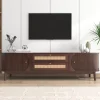 Meuble TV en bois naturel avec portes et tiroirs, côtés en rotin, solution de rangement au style campagnard naturel