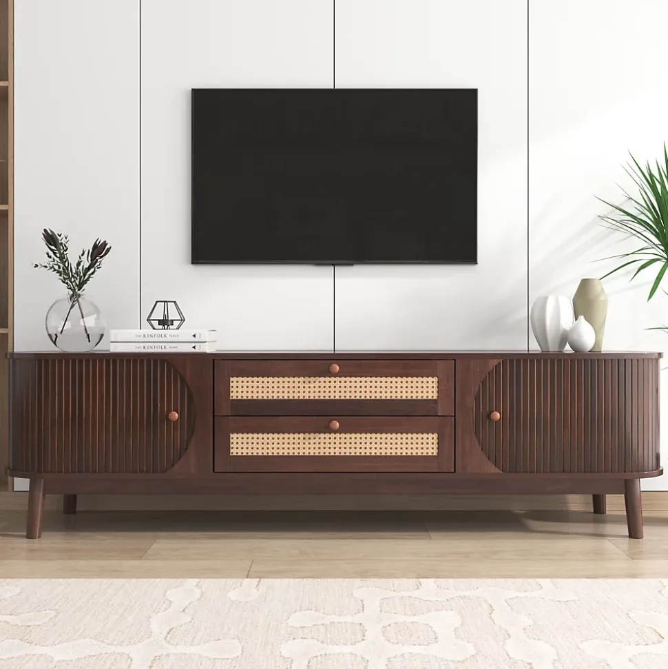 Meuble TV en bois naturel avec portes et tiroirs, côtés en rotin, solution de rangement au style campagnard naturel
