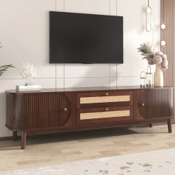 Meuble TV en bois naturel avec portes et tiroirs, côtés en rotin, solution de rangement au style campagnard naturel