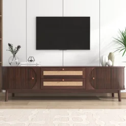 Meuble TV en bois naturel avec portes et tiroirs, côtés en rotin, solution de rangement au style campagnard naturel