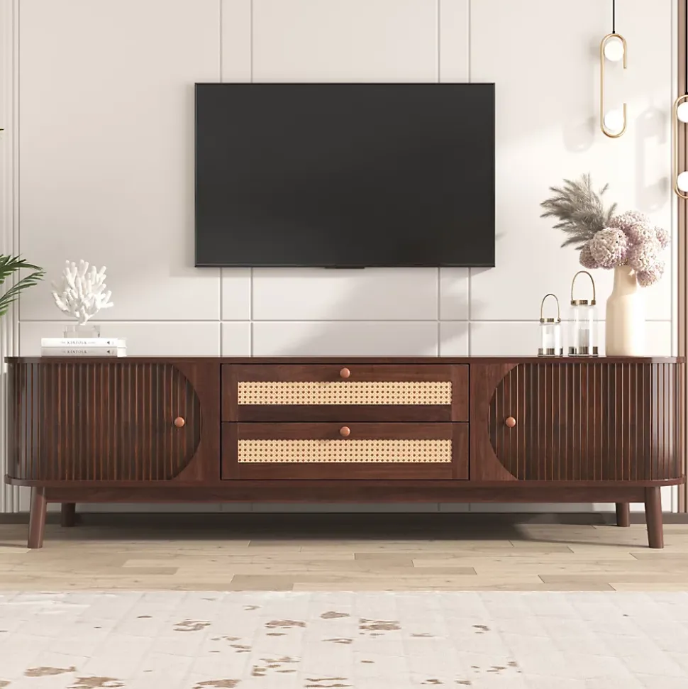 Meuble TV en bois naturel avec portes et tiroirs, côtés en rotin, solution de rangement au style campagnard naturel