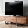 Meuble TV en noyer naturel avec pieds en acier chromé pour un salon moderne