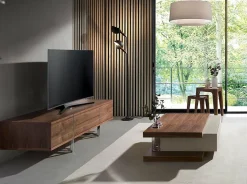 Meuble TV en noyer naturel avec pieds en acier chromé pour un salon moderne