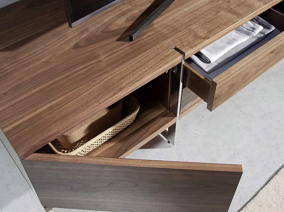 Meuble TV en noyer naturel avec pieds en acier chromé pour un salon moderne