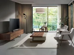 Meuble TV en noyer naturel avec pieds en acier chromé pour un salon moderne