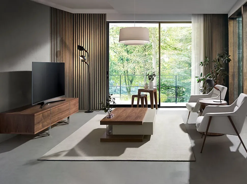 Meuble TV en noyer naturel avec pieds en acier chromé pour un salon moderne
