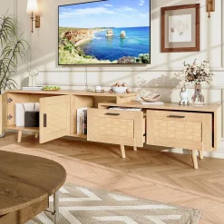 Meuble TV extensible en chêne clair avec portes en rotin tressé, grand espace de rangement et design naturel moderne